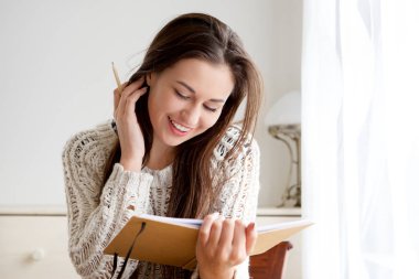 Kitap okuma kalem ile kız öğrencinin portresi