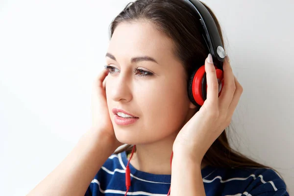 Close Van Portret Van Mooie Jonge Vrouw Luisteren Naar Muziek — Stockfoto
