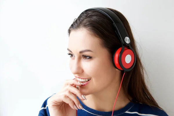 Retrato Cerca Una Linda Joven Escuchando Música Con Auriculares — Foto de Stock