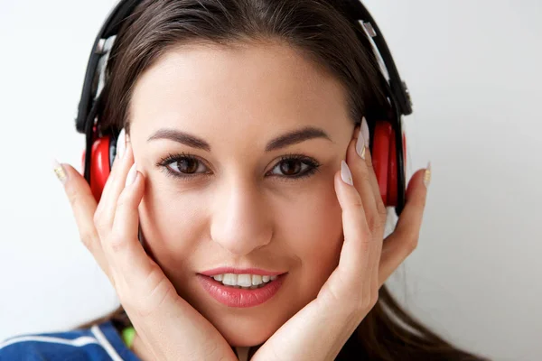 Close Van Portret Van Aantrekkelijke Jonge Vrouw Luisteren Naar Muziek — Stockfoto