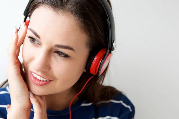 Portret Van Jonge Vrouw Tegen Witte Muur Luisteren Naar Muziek — Stockfoto