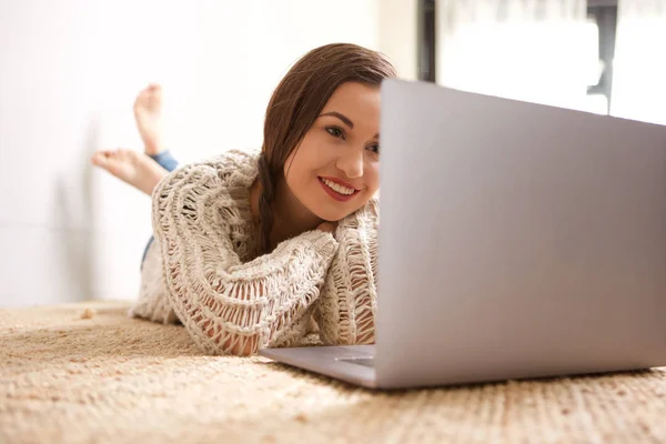 Dizüstü Bilgisayar Film Izlerken Mutlu Genç Kadın Portresi — Stok fotoğraf