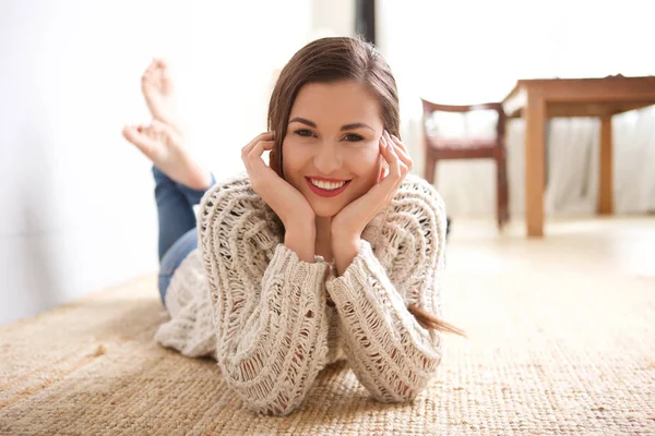 Retrato Una Joven Sonriente Tumbada Suelo Casa — Foto de Stock