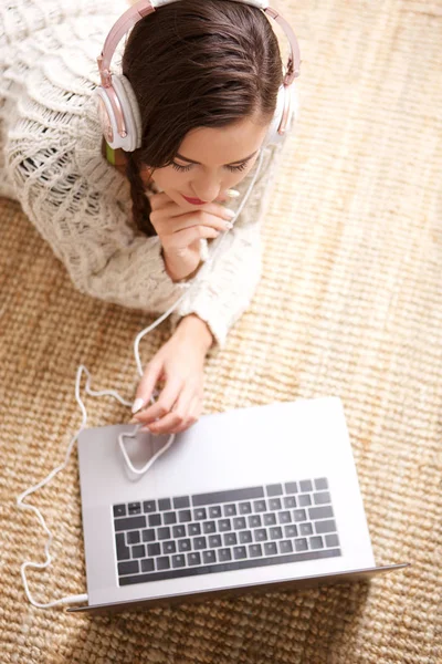 Genç Kadının Dizüstü Bilgisayar Ile Müzik Dinlemek Yukarıda Portre — Stok fotoğraf