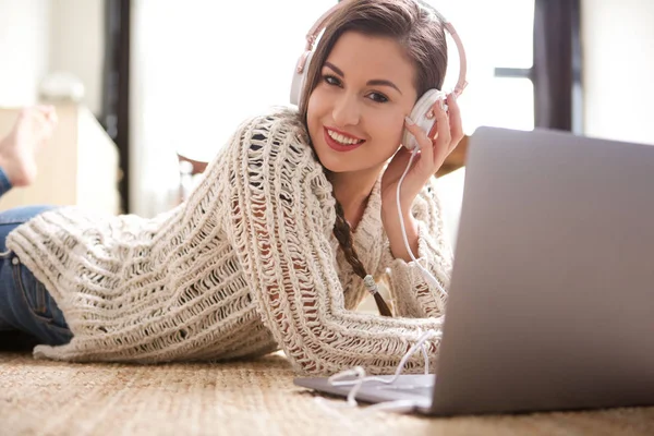 Ritratto Giovane Donna Sorridente Sdraiata Sul Pavimento Casa Con Laptop — Foto Stock