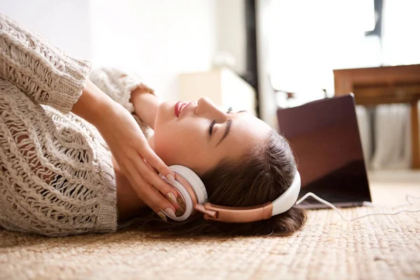 Retrato Lateral Mujer Joven Durmiendo Con Auriculares — Foto de Stock