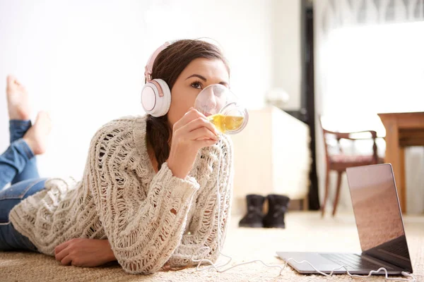 Ritratto Giovane Donna Che Beve Ascolta Musica Con Cuffie — Foto Stock