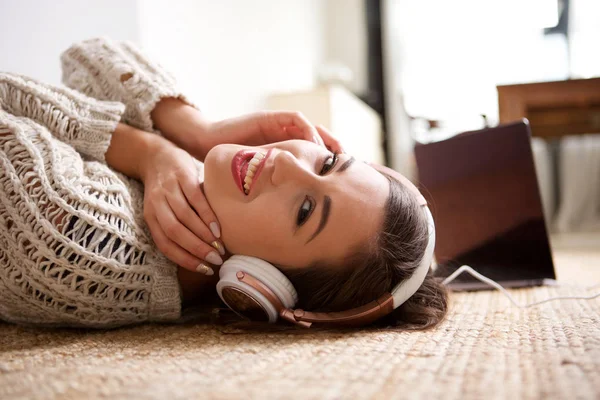 Retrato Lateral Una Joven Tumbada Suelo Sonriendo Con Auriculares — Foto de Stock