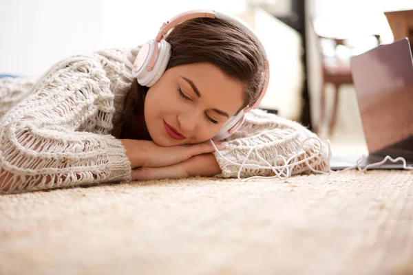 Retrato Mujer Joven Durmiendo Suelo Escuchando Música Con Auriculares — Foto de Stock