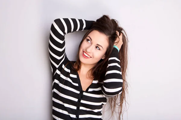 Крупный План Портрета Счастливой Молодой Женщины Улыбающейся Руками Волосах — стоковое фото