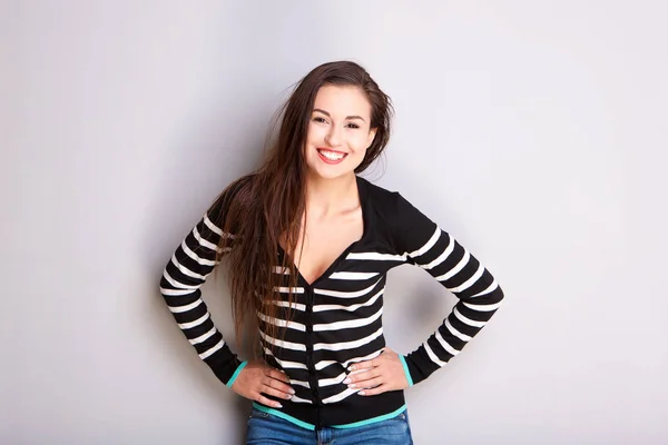 Retrato Una Joven Sonriente Jersey Rayas Contra Pared Gris — Foto de Stock