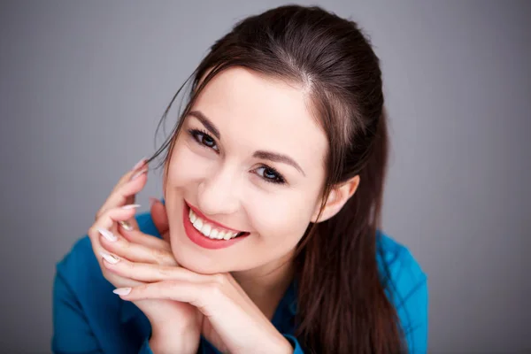 Primer Plano Retrato Mujer Joven Elegante Sonriendo Contra Pared Gris — Foto de Stock