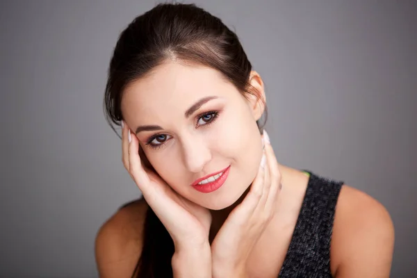 Retrato Cerca Una Joven Sonriente Con Las Manos Cara —  Fotos de Stock