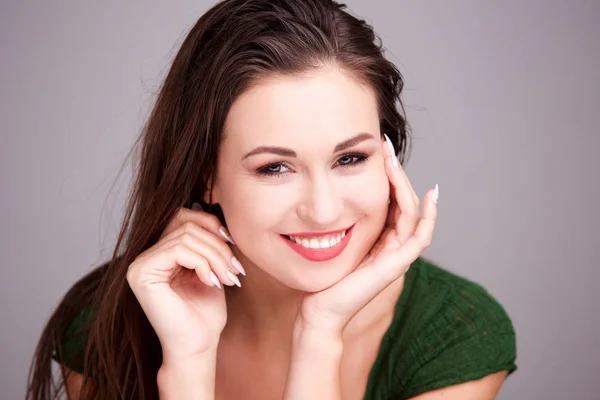 Portret Atrakcyjna Młoda Kobieta Uśmiechając Się Ręką Twarzy Bliska — Zdjęcie stockowe