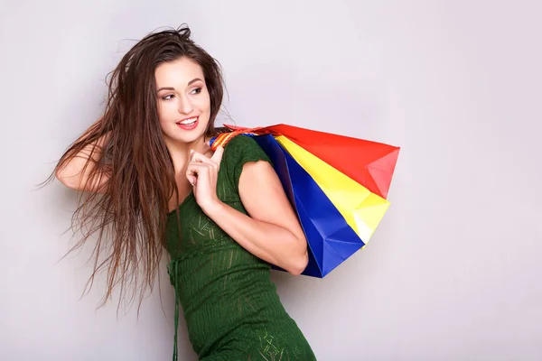 Retrato Mujer Joven Con Bolsas Compras Mirando Hacia Atrás — Foto de Stock