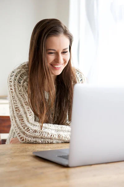 Portrait Une Étudiante Assise Bureau Avec Ordinateur — Photo