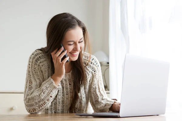 Ritratto Giovane Donna Che Parla Sul Cellulare Guarda Computer Portatile — Foto Stock