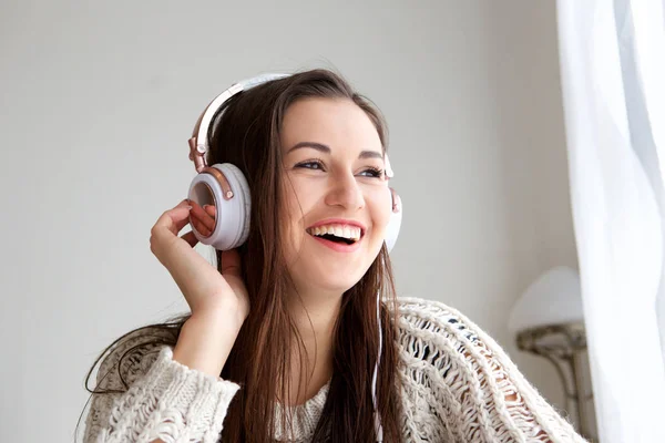 Primer Plano Retrato Una Joven Atractiva Sonriendo Escuchando Música Con — Foto de Stock