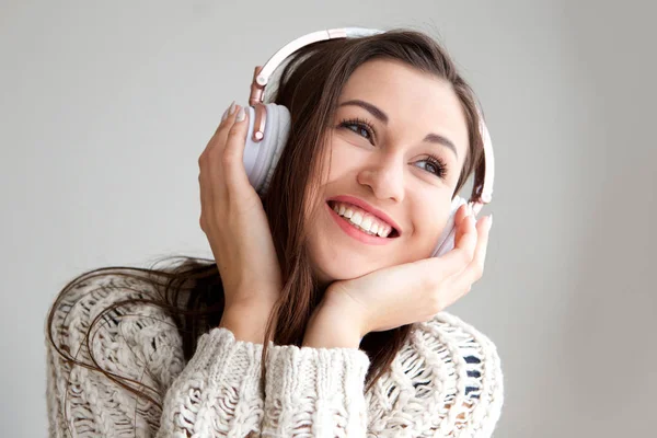 Portrait Jeune Femme Souriante Écoutant Musique Avec Écouteurs — Photo