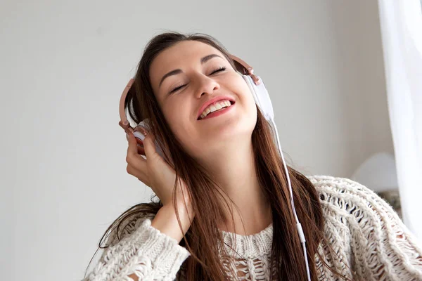 Close Van Portret Van Jonge Vrouw Luisteren Naar Muziek Met — Stockfoto