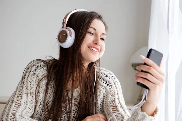 Крупный План Портрета Молодой Женщины Улыбающейся Мобильного Телефона Слушающей Музыку — стоковое фото