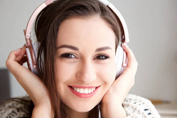 Sluit Vooraan Portret Van Gelukkige Jonge Vrouw Luisteren Naar Muziek — Stockfoto