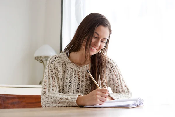 Retrato Estudante Sentada Mesa Escrevendo Livros — Fotografia de Stock