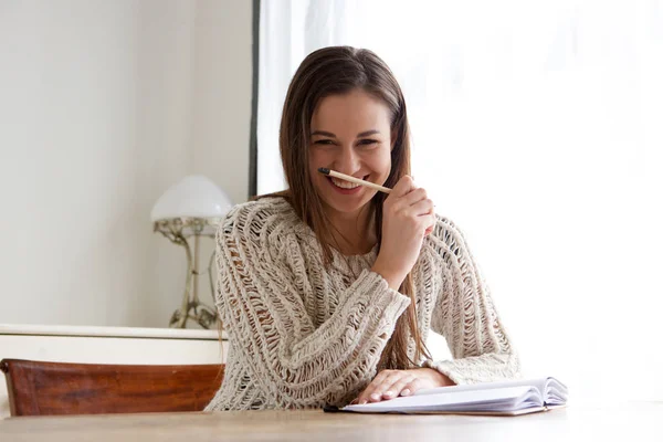 Porträt Einer Lächelnden Studentin Die Hause Arbeitet — Stockfoto