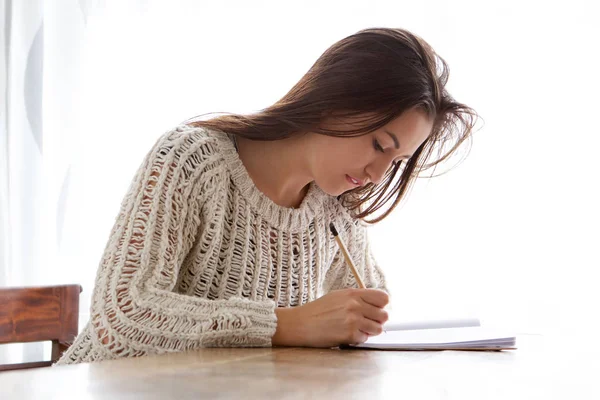 Porträtt Ung Kvinna Sitter Vid Bord Skriver Boken — Stockfoto