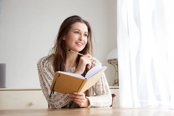 Retrato Estudante Universitário Sorridente Com Livro Lápis — Fotografia de Stock