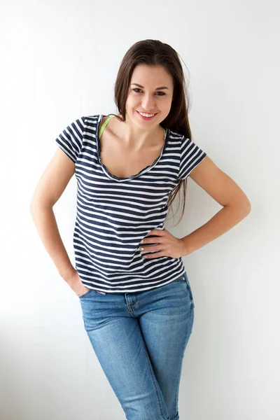 Retrato Menina Sorridente Camisa Listrada Contra Parede Branca — Fotografia de Stock