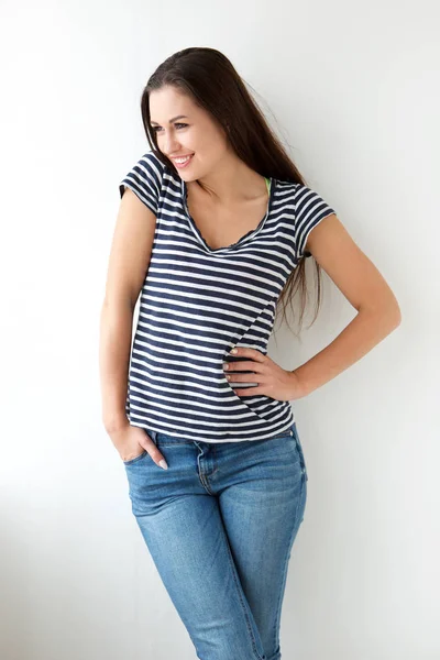 Retrato Atraente Jovem Mulher Sorrindo Camisa Listrada Contra Fundo Branco — Fotografia de Stock