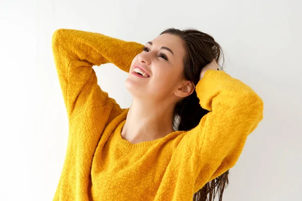 Retrato Cerca Una Joven Sonriente Con Las Manos Detrás Cabeza —  Fotos de Stock