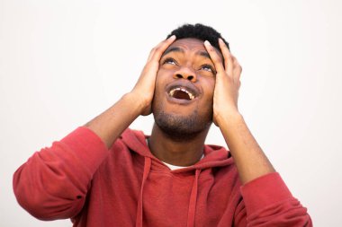 Kapalı portre genç siyah adam şaşırmış yüz ve yukarı bakıyor