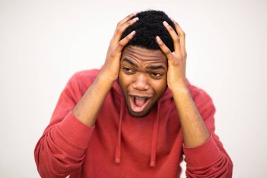  Şaşkın bakışlı Afrikalı genç bir portreyi yakından çek.