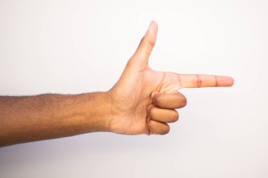 Beyaz arka planı işaret eden işaret parmağıyla Afrikalı adamın kolunu kapat