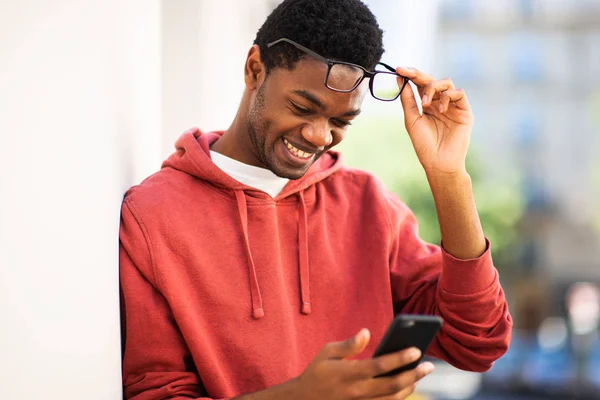 Närbild Porträtt Glad Afrikansk Amerikansk Man Med Glasögon Tittar Mobiltelefon — Stockfoto