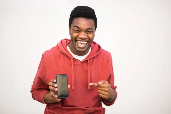 Portrét Šťastný Africký Američan Držící Mobilní Telefon Ukazující Obrazovku — Stock fotografie