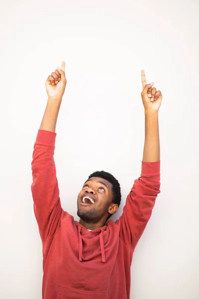 幸せなアフリカ系アメリカ人男性の手を持ち上げ 白い背景を指しての肖像画 — ストック写真