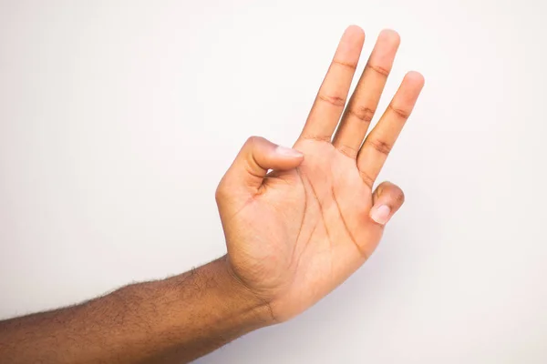 Cierre Brazo Hombre Afroamericano Con Tres Dedos Apuntando Hacia Arriba — Foto de Stock