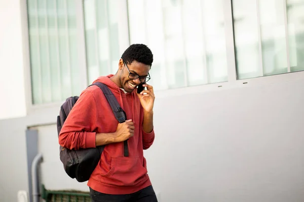 Portret Afrykańskiego Studenta Uniwersytetu Chodzącego Mówiącego Przez Komórkę — Zdjęcie stockowe