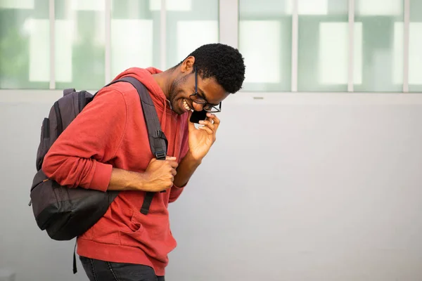 ポートレートアフリカ系アメリカ人大学生歩くと携帯電話を話す — ストック写真