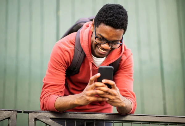 Portret Młodego Afroamerykanina Okularach Patrzącego Telefon Komórkowy — Zdjęcie stockowe