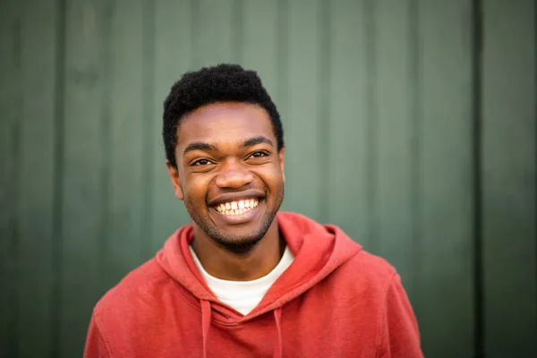 Close Horizontaal Front Portret Van Glimlachende Afro Amerikaanse Man Tegen — Stockfoto