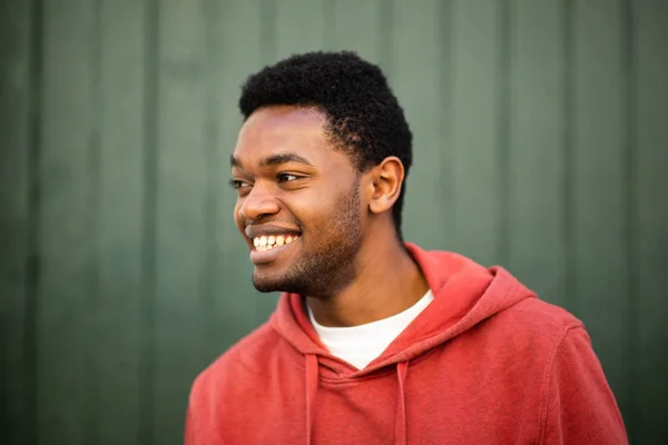 Primer Retrato Horizontal Joven Africano Sonriente Mirando Hacia Otro Lado —  Fotos de Stock