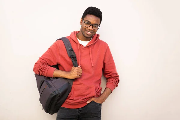 Portret Van Jonge Afrikaans Amerikaanse Man Met Bril Tas Tegen — Stockfoto
