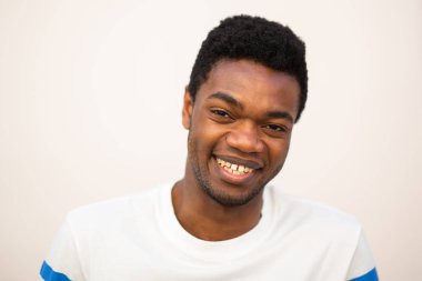 Beyaz arka planda gülümseyen Afrikalı Amerikalı adamın yatay portresini kapat 