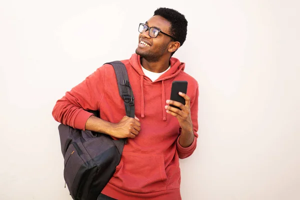 Портрет Улыбающийся Молодой Африканский Американец Очках Сумке Держа Мобильный Телефон — стоковое фото