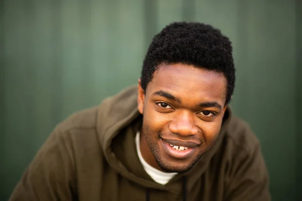 Nahaufnahme Porträt Eines Hübschen Jungen Afrikanisch Amerikanischen Mannes Der Lächelt — Stockfoto