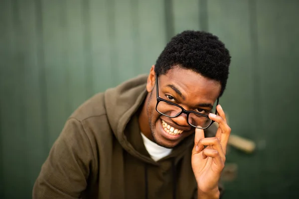 Detailní Záběr Portrét Pohledného Mladého Afrického Američana Brýlemi Úsměvem — Stock fotografie